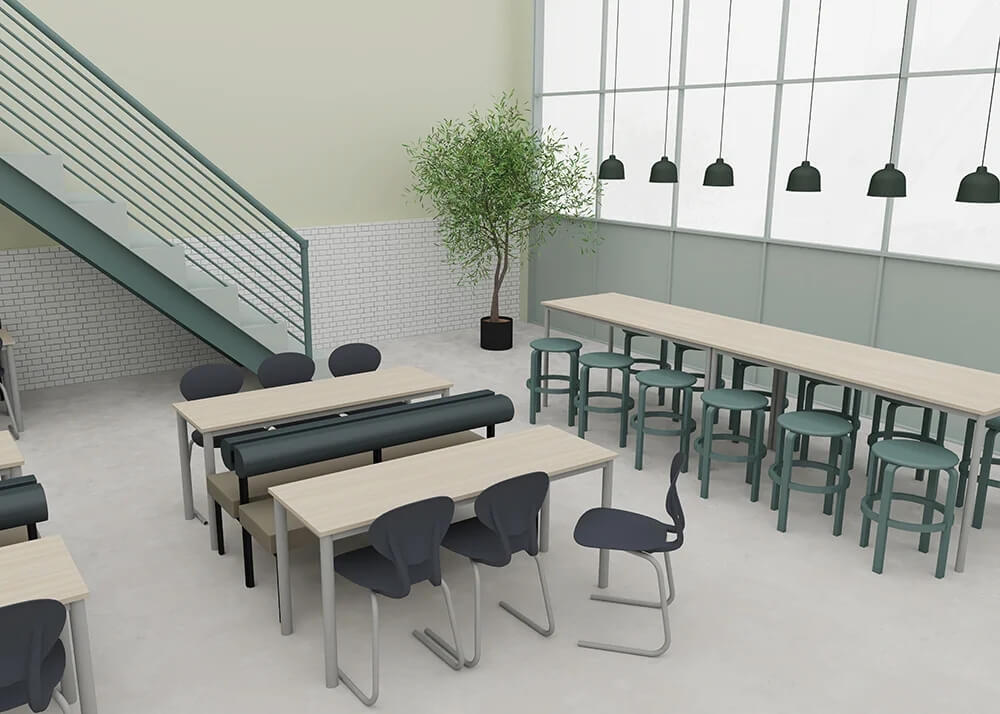 En flott skolekantine med flere langbord, svarte stoler, grønne krakker, store vindu, trapp til andre etasje og plante i hjørnet.