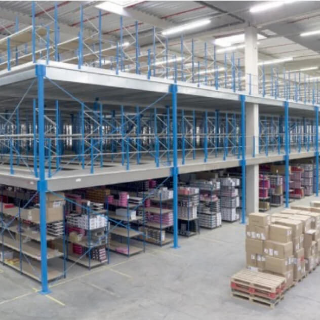 Et stort lagerlokale med tre etasjer messaniner fyllt opp med god plass til lagerbeholdning og god fremkommelighet.